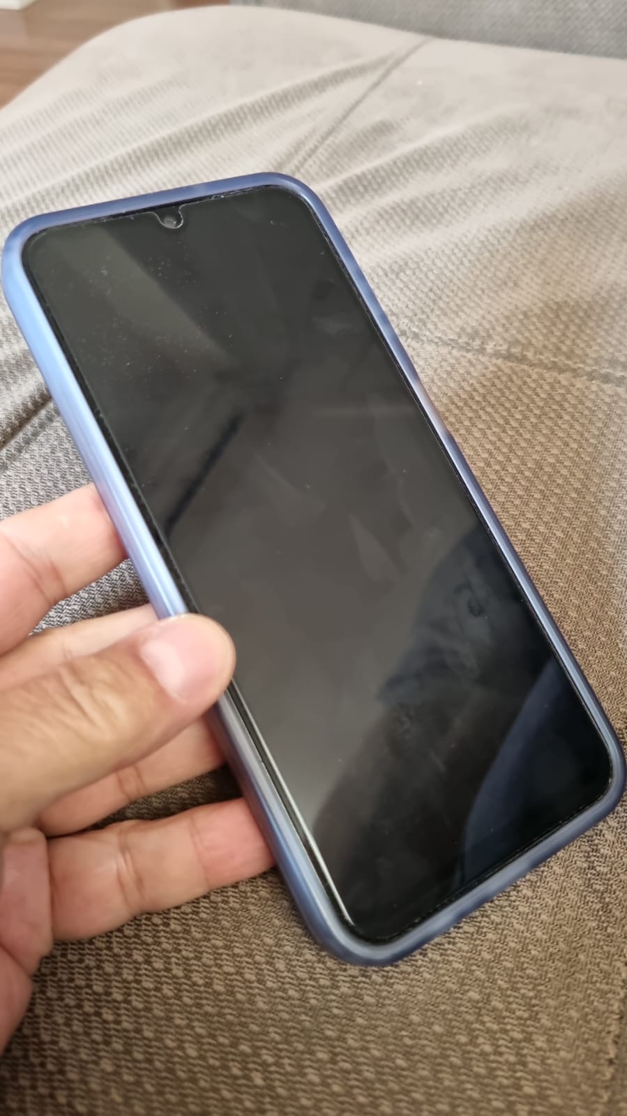 Foto do celular na mão