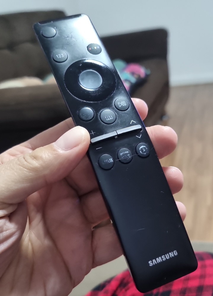 Foto do controle remoto na mão